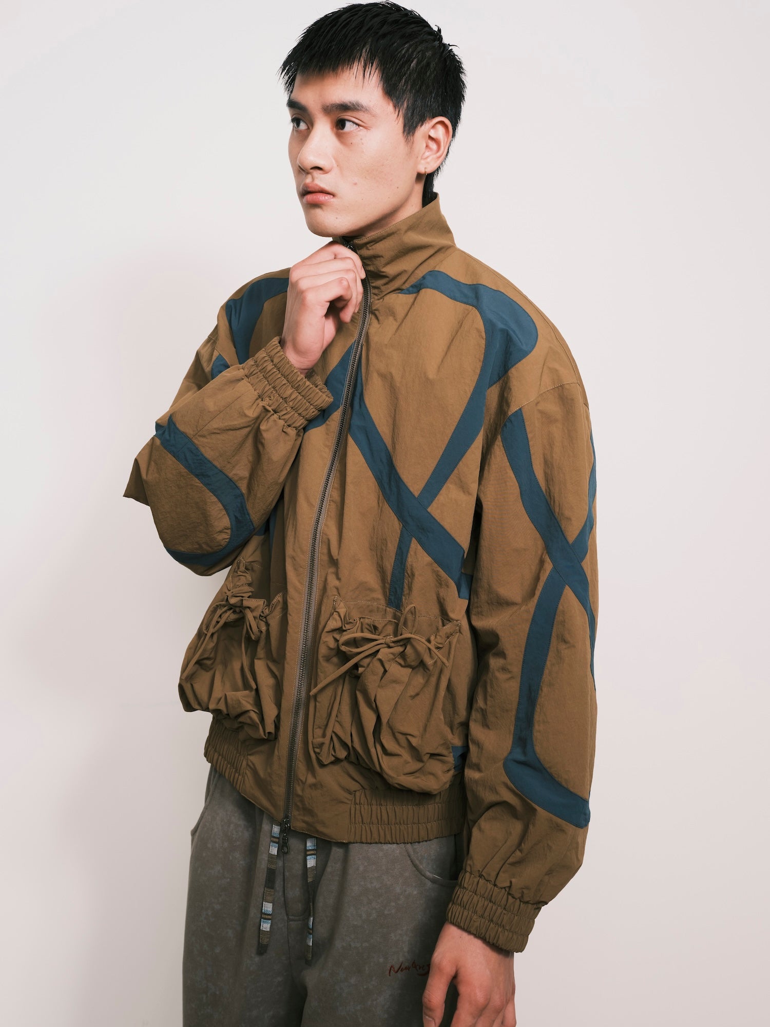 “Umoja” Cut-Out Pocket尼龍夾克