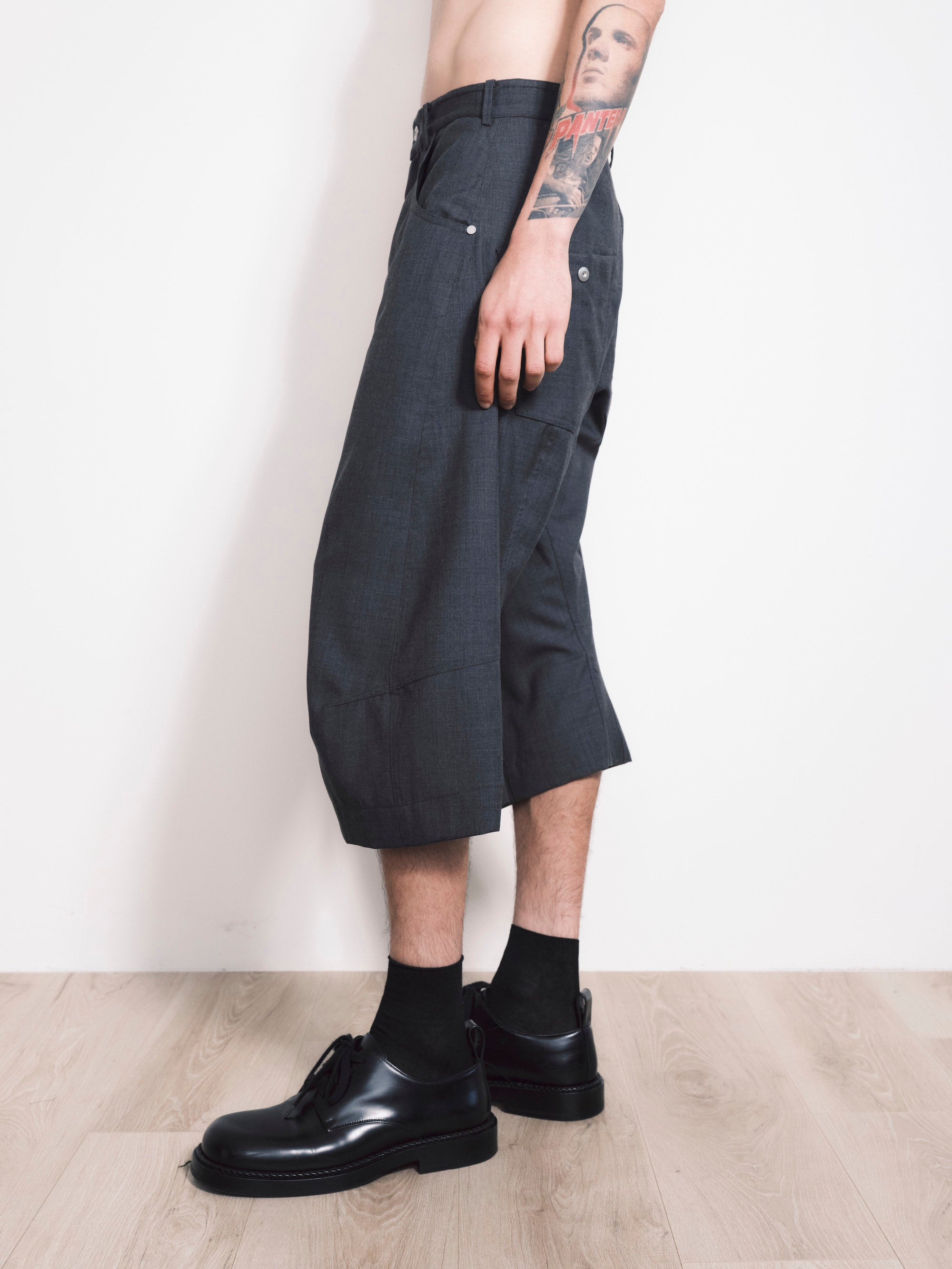 【2024最新】SNSで話題・人気の商品のおすすめアイテム AFRIDI OMAR / Sign Road - Grey Shorts Flare Darted Knee パンツ