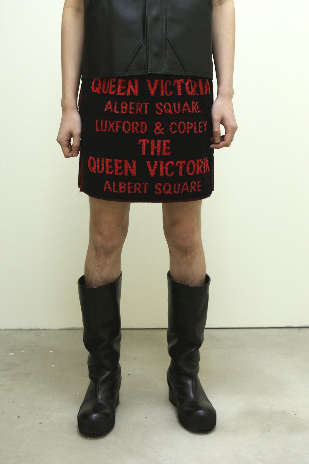 Queen Vic Mini Skirt
